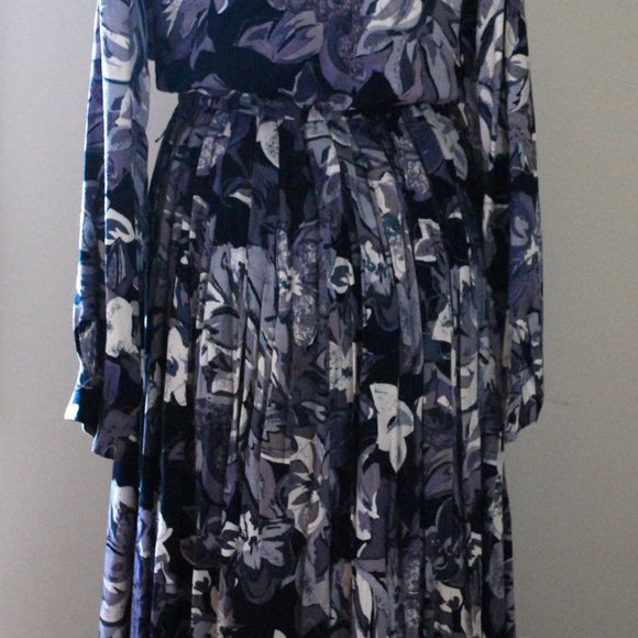 Long Sleeved Grey, White & Blue Floral Dress - Picture 10 of 10